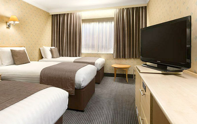 A comfortable triple room at Oyo Flagship London Finchley