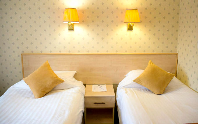 A twin room at Oyo Flagship London Finchley