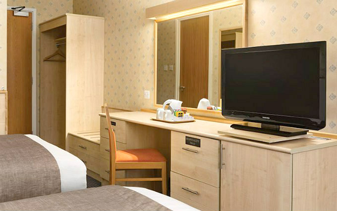 A typical twin room at Oyo Flagship London Finchley