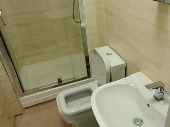 A typical bathroom at Glorydale Inn