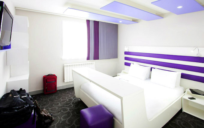 A comfortable double room at Ibis Styles London Croydon