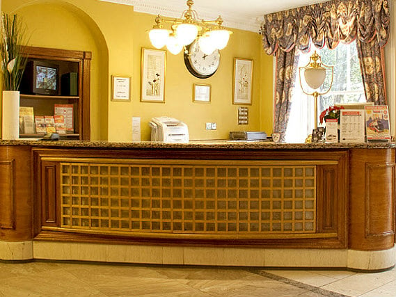 Pembridge Palace Hotel London has a 24-hour reception so there is always someone to help