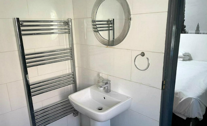 A typical bathroom at Barking Park Hotel