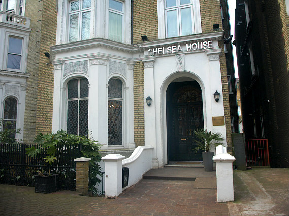 Chelsea House Hotel is situated in a prime location in Earls Court