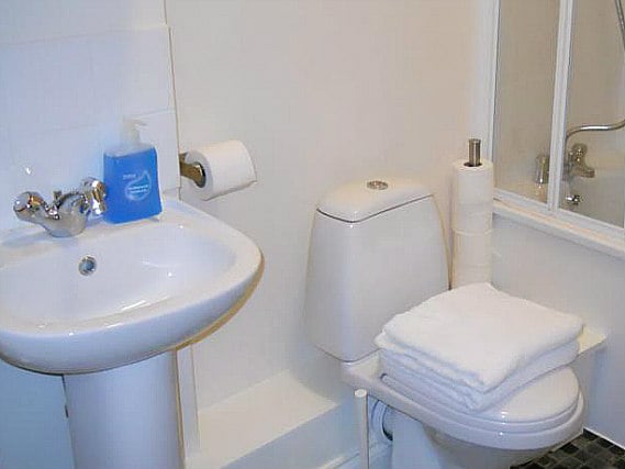 Bathrooms are stylish and modern at City Stay Hotel London