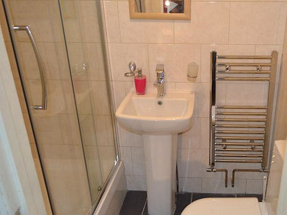 A bathroom at Twickenham Guest House