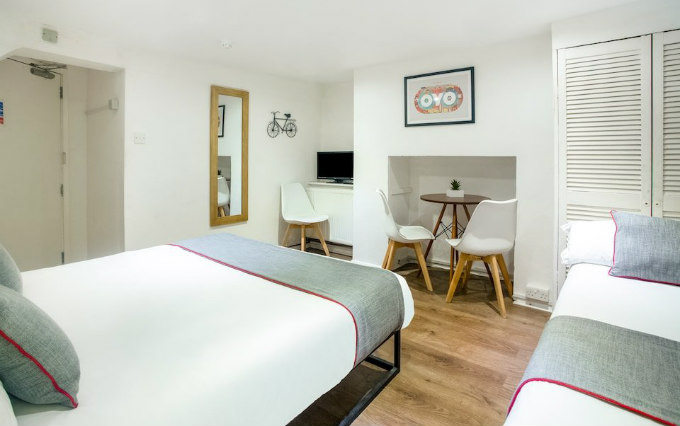 A comfortable twin room at Sea Breeze Brighton