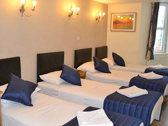 Quad rooms at Oxford Hotel London are the ideal choice for groups of friends or families
