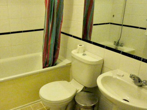 Some rooms have private bathrooms at City View Hotel London
