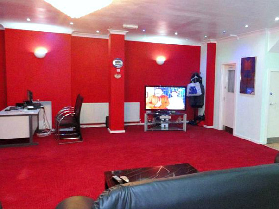 Enjoy your favourite sports on the big TV screen located in the lounge
