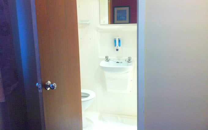 A typical bathroom at Colliers Hotel