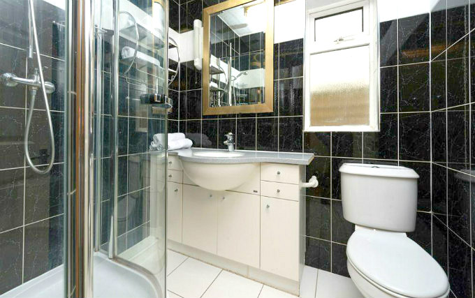 A typical bathroom at Golders Green Hotel London