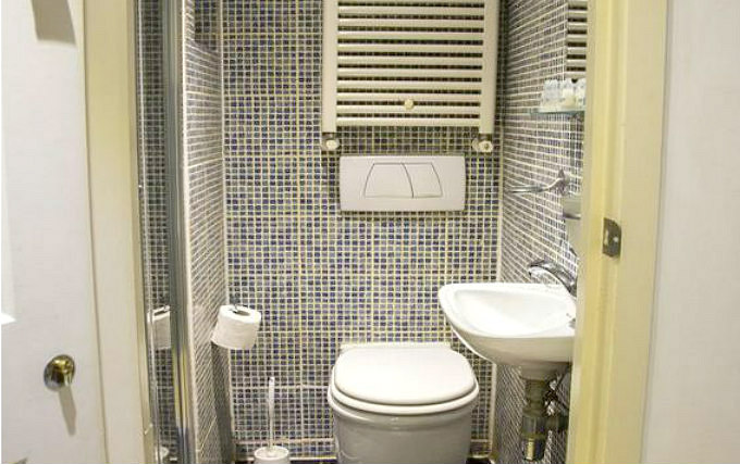 A typical bathroom at Leinster Gardens Apartments