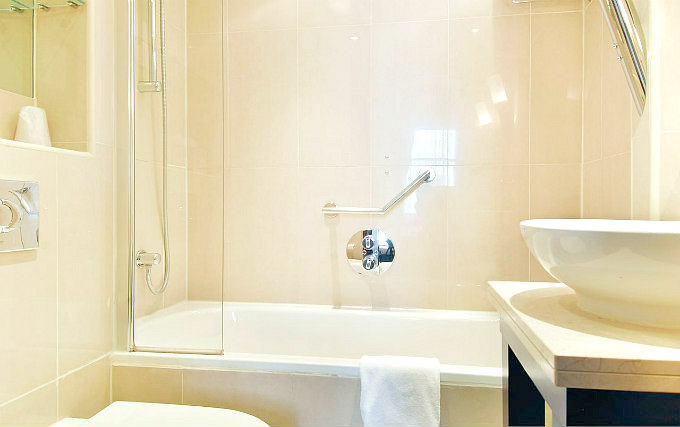 A typical bathroom at Ramsees Hotel