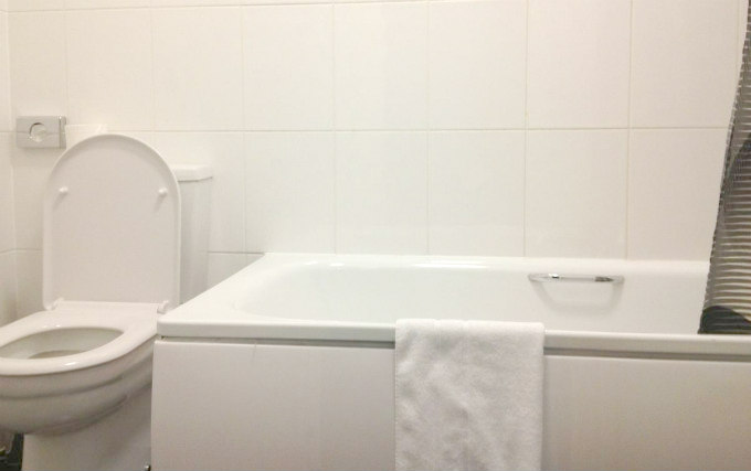 A typical bathroom at Stonebridge Park Hotel