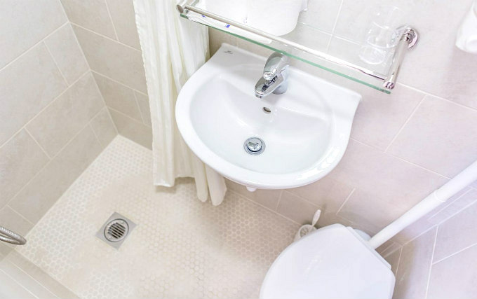 A typical bathroom at Shakespeare Hotel London