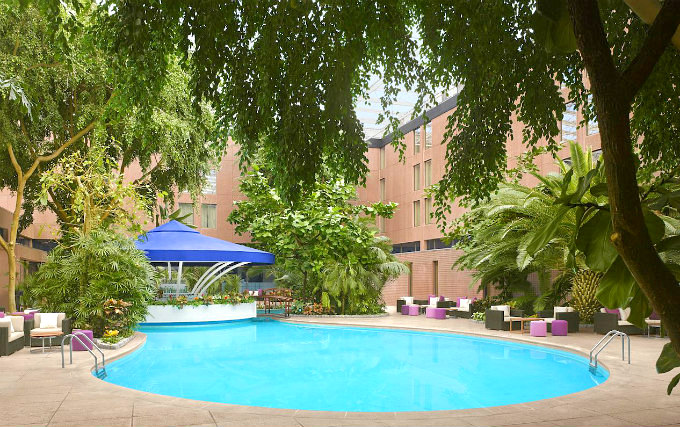 Swimmingpool at Sheraton Skyline Hotel London Heathrow