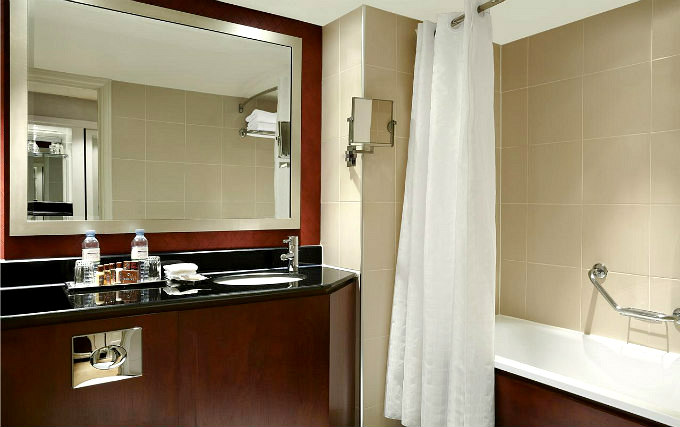 A typical bathroom at Sheraton Skyline Hotel London Heathrow