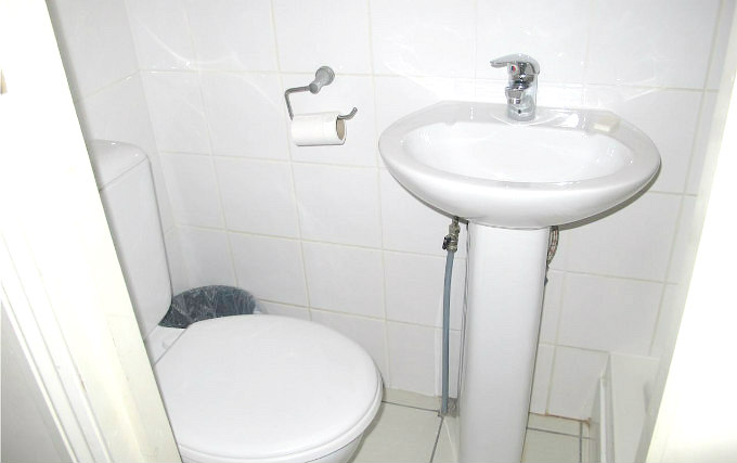 A typical bathroom at Chiswick Court Hotel