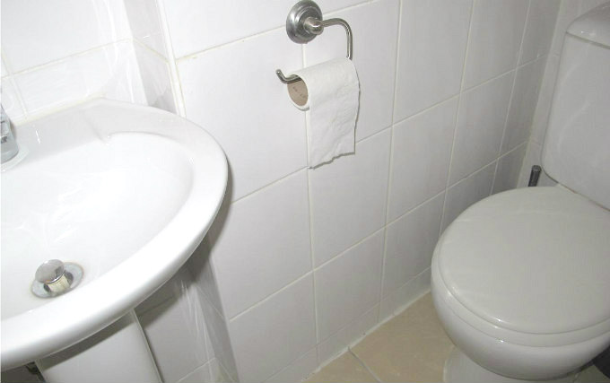 A bathroom at Chiswick Court Hotel