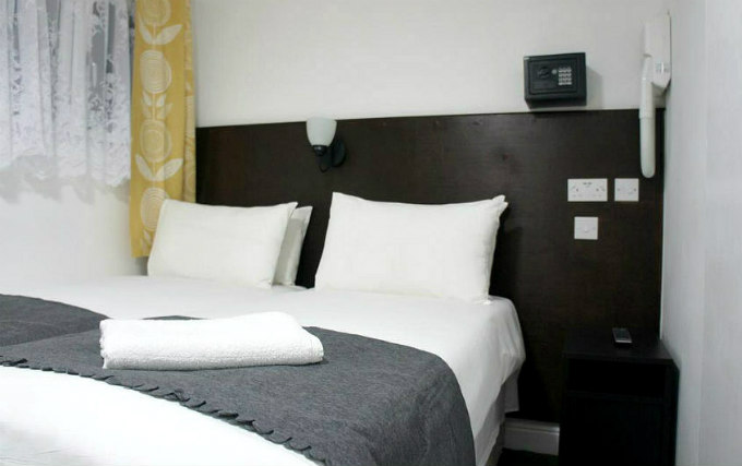 A twin room at Plaza London Hotel