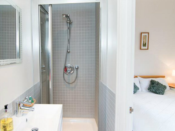 Relax in the private bathroom in your room at Ros Mor Bed and Breakfast