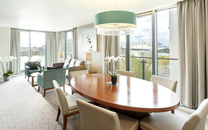 The lounge room at Crowne Plaza London Docklands