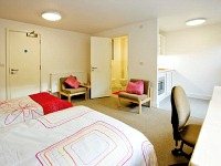 A specious twin room at Halsmere Studios London