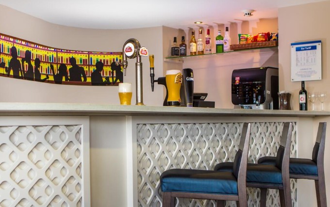 Bar at Holiday Inn Express London Royal Docks Docklands