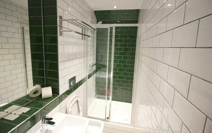 A typical bathroom at Quality Hotel Crystal Palace