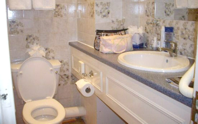 A typical bathroom at John Howard Hotel