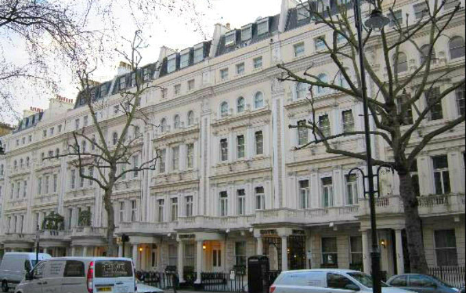 The entrance to John Howard Hotel