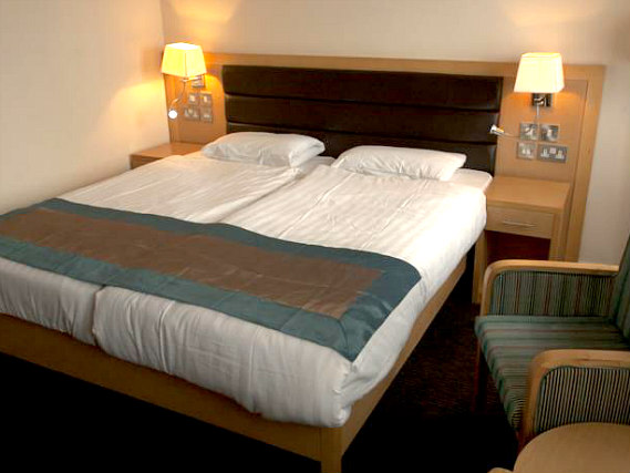 A spacious twin room at Cromwell Crown Hotel London