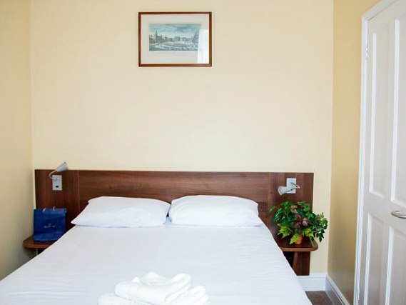 Get a good night's sleep in your comfortable room at Victoria Inn London