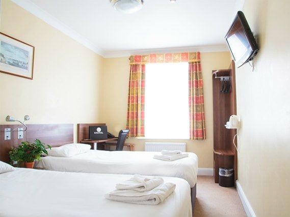 Triple rooms at Victoria Inn London are the ideal choice for groups of friends or families