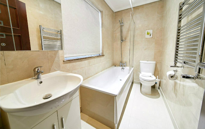 A typical bathroom at Hyde Park Budget Suites