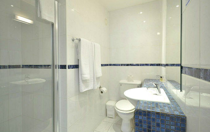 A typical bathroom at Kyriad Hotel London