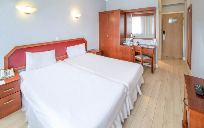 A comfortable twin room at Family Hotel