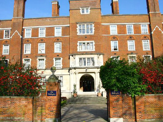 Wellington Hotel by Blue Orchid is situated in a prime location in Victoria close to Victoria Train Station