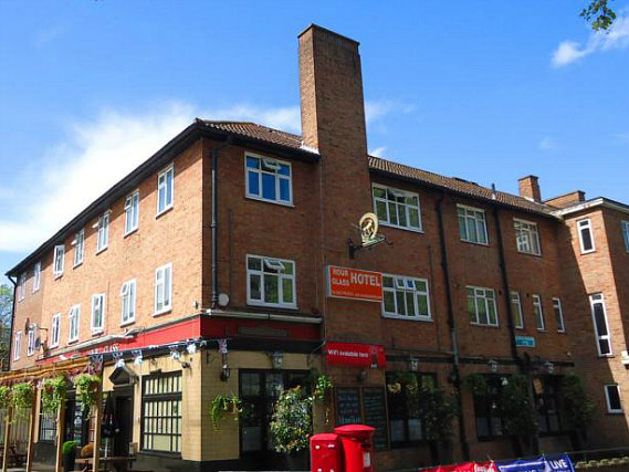 Hour Glass Hotel is situated in a prime location in Walworth close to Elephant & Castle Train Station