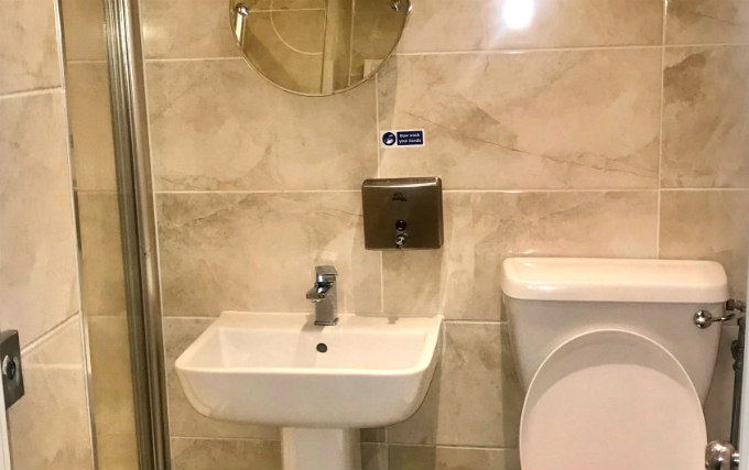 A typical bathroom at Amhurst Hotel