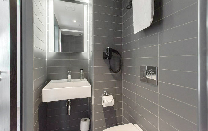 A typical bathroom at Mowbray Court Hotel