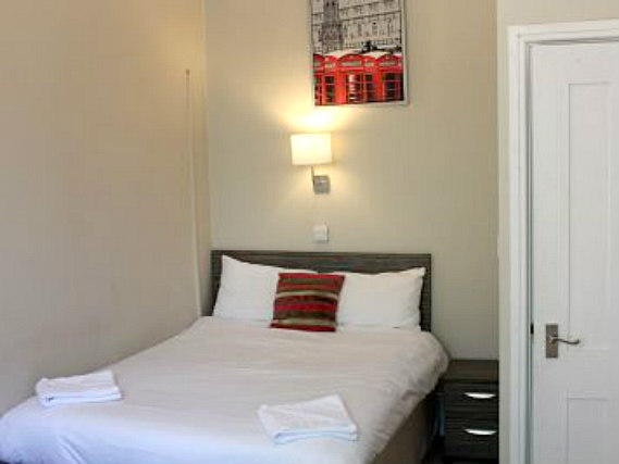 Rest easy in a comfortable bed in your room at Sara Hotel London