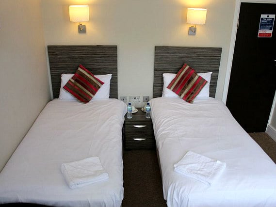 One of the twin room at Sara Hotel London