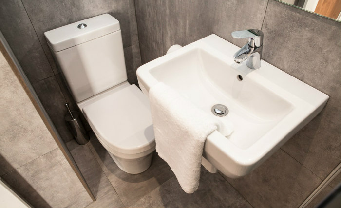 An ensuite bedroom at Tudor Inn Hotel