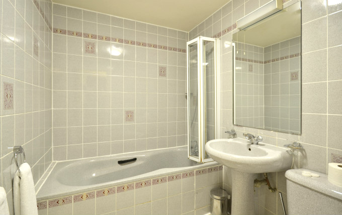 A typical bathroom at Viking Hotel London