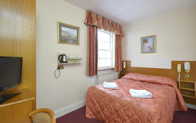 A comfortable double room at Viking Hotel London
