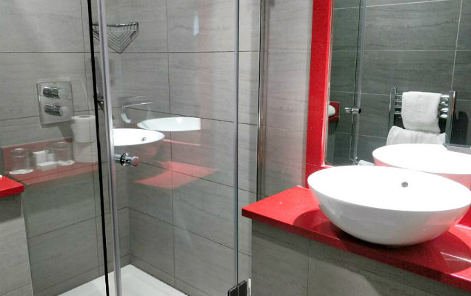 A typical bathroom at Maitrise Hotel London Edgware Road