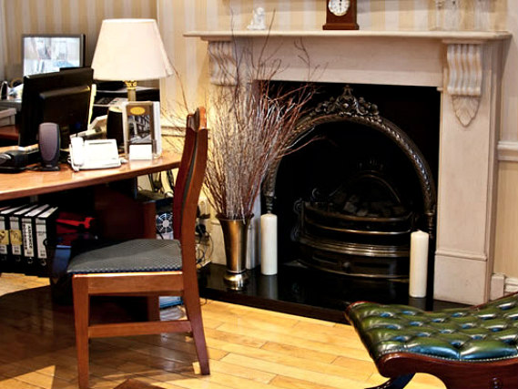 Relax in the lounge at Staunton Hotel London