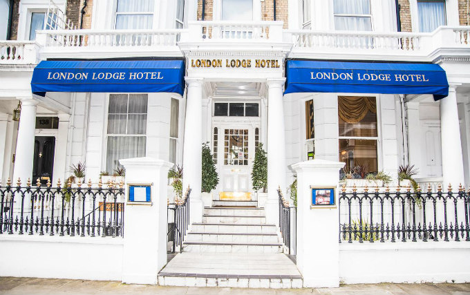 An exterior view of London Lodge Hotel
